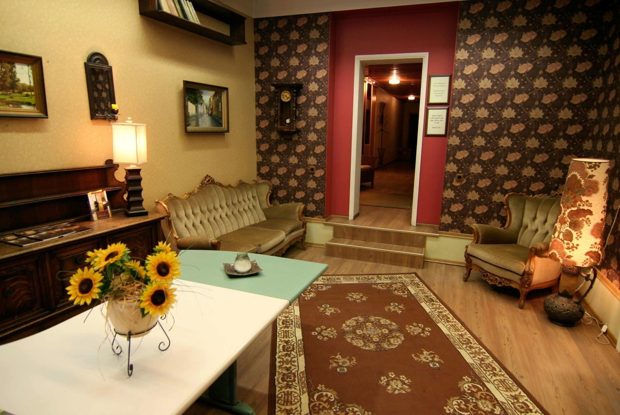 Oldhouse Hostel Tallinn Extérieur photo